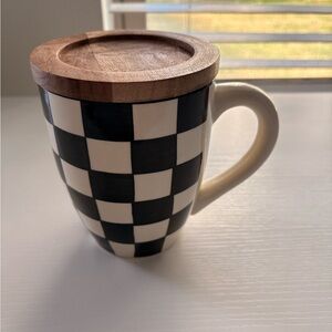 Checkered Black and White Mug with Wooden Lid